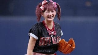 ド派手スカートで豪快足上げ…ピンク髪ツインテールで始球式　“443万人美女”に球場虜