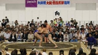 白熱のぶつかり合い　「万博場所」で4千人喝采　大相撲の地方巡業