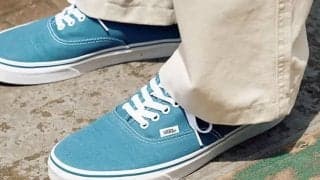 青い「ヴァンズ」こそ夏の至高品！それ以外のアイテムはシンプルで。好例をスナップ！