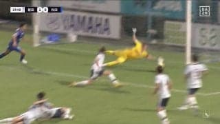 「やっぱ川島はすげえ」元日本代表守護神“神の左手”炸裂「これ決まらないの」枠内ブラインドシュートに“超反応”セーブの瞬間