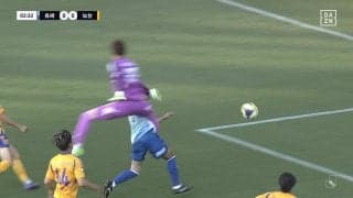 「PKやろ！」ペナルティエリア内で相手GKと激突→脇腹強打で悶絶！ノーファウル判定にファン憤懣も「どちらもボールに向かってプレーを...」