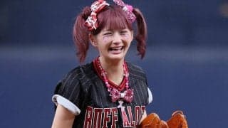 ピンク髪でスカートひらりが「可愛すぎる」　“443万人美女”の豪快足上げにファン悶絶