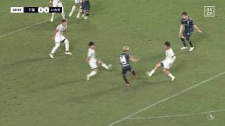 「鳥肌立った」痛めた足で振り抜いた豪快ゴラッソ！「いい振り足」「トラップがよかった」劣勢をはね返す魂の弾丸シュートに脚光