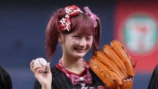 京セラに電撃参戦…“ハリセン美女”が「可愛かった」　ド派手衣装が反響「球場がピンクに」
