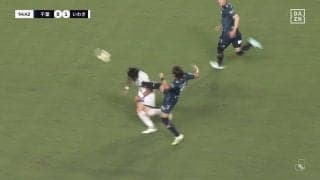 「足の裏みせてます」ハイキックが顔面直撃でイエローカード！「普通にレッドじゃね？」「これは故意ではない」危険なプレーにファン騒然