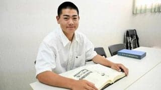 大体大浪商の安田主将が入場行進を先導　戦後80年、平和の願い込め