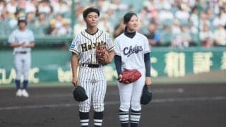 ボールが落ちてこないハプニングも…甲子園で初めて女子高校生が始球式務める【2025高校野球】
