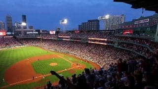 “神聖”なマウンドでキス「野球への冒涜」　人気美女カップルに賛否「何やってる」