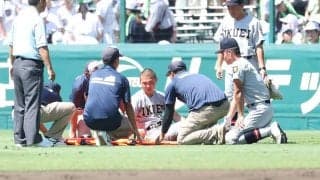 仙台育英にアクシデント続出、猛暑が影響？　自力歩行困難→担架で退場…足がつった可能性