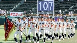 西日本短大付の選手ら堂々行進　3季連続の甲子園「気持ち入った」