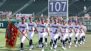 6年ぶり出場の佐賀北、息の合った行進　甲子園に歓声と拍手