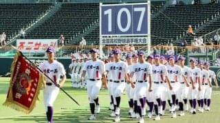 甲子園、堂々行進　関東第一・日大三　第107回全国高校野球