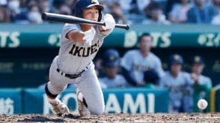 身を乗り出し、倒れ込みながらスクイズ成功　仙台育英の砂涼人選手