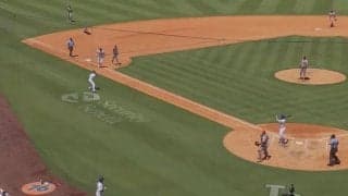 何が起きた？ 捕手が大混乱…“まさかの珍プレー”「どうした」ボールが“消える”ハプニングに球場騒然「久々にこんなん見たわ」