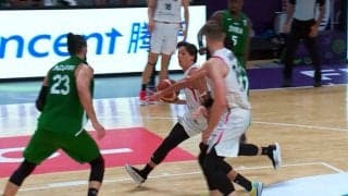 うまっ！ 日本代表PGが急加速ドライブ→敵２人を無力化！“絶品フックアシスト”が脚光「上手くマークを引き連れた」「良いパス」