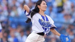 白ミニスカで大胆足上げ…美女アスリートがハニカミ始球式　豪快投球にハマスタ拍手