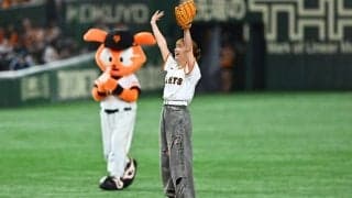 お団子ヘアの人気アイドルに「胸がドキドキ」　暴投で照れ笑い…X虜「かわいすぎる」