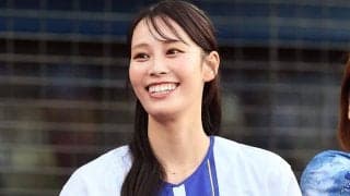 白ミニスカで豪快足上げ「きゃわいい」　大胆始球式…美女アスリートにX虜「お上手」