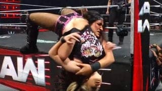 “デカ美女”レスラー、衝撃のパワーに会場騒然 場外へのダイブをまさかのキャッチ
