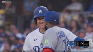 大谷翔平が塁上で「イチャイチャ」 笑顔の“再会”に反響続々「大谷大好きゲレーロ」「怒ってたけど大谷さん来てにこにこ」