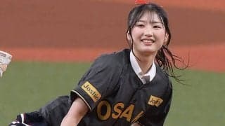 ポニテ＆ミニスカで大胆足上げ…人気アイドルが始球式　まさかの大暴投に照れ笑い