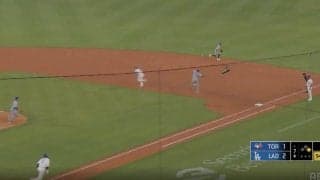 何が起きた？ 大谷翔平、謎打球で“想定外のハプニング”「まさかの展開すぎw」 相手野手のグラブを弾き飛ばす一撃「混乱してる」