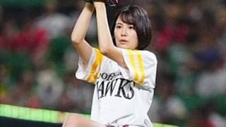 白ショートパンツで豪快足上げ…博多美女の91キロが「ダイナミック」　“ガチ投球”にX騒然