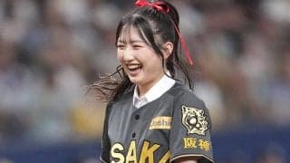 濃紺ミニスカで大胆足上げ「透明感いっぱい」　大暴投も…人気アイドルが「可愛い」