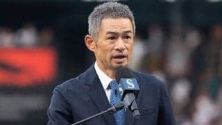 イチローが永久欠番セレモニーに登場　弓子夫人とハグ、豪華レジェンド勢揃い