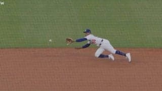 どうなってんだ！？ ド軍ベッツ、執念の“横っ飛びキャッチ”「すげえw」「飛びすぎ」捕球直前に体勢がスゴいことになる「反射神経ハンパない」