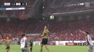 「首どうなってんねん」「エグいわ」名古屋ユンカー、とんでもない“首捻り”でほぼ180度?強烈ヘッド弾炸裂！クロスバー直撃→連続シュートで今季初ゴールの瞬間