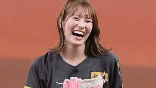 へそチラ“キャプテン”が「ほんと綺麗」　長い脚から豪快投球→赤面も「マジでかわいい」