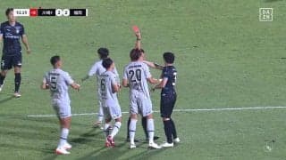 「カードは妥当」川崎DF、相手を引っ張り倒す痛恨の判断ミスで2枚目イエロー！前半だけでまさかの2人退場にファン「軽率だった」「つい出ちゃったんだろうな」意見様々