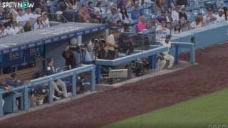 何が起きた？ ド軍ベンチを襲った“思わぬハプニング”「怖すぎだろ」相手打者がマン振り三振後に“まさかの光景”