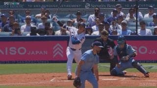軽～くすくってスタンドイン！大谷翔平、“片手一本”でも余裕すぎるHRの衝撃… ファンも騒然「これで入るのバグやん」「この打ち方でホームランなの草」