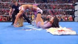 おせっかい女子レスラー、角度がすごい“ブリッジ八の字固め”に悶絶…直前には特大ケーキにダイブ→ブチギレの踏んだり蹴ったり