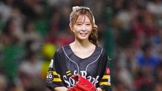 始球式に現れた“謎の美女”が「めちゃめちゃ可愛い」　ショーパン投球に球場歓声