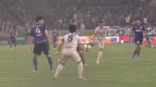 嘘だろ！味方の超決定機を“腹”で阻止する珍事発生「なんでぶち当てんねん」「鉄拳制裁」ゴール一直線のダイレクトシュートを真正面から受け止めた衝撃の瞬間