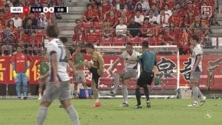 「理不尽すぎるだろ」選手も納得いかず...“リスタート妨害”でのイエローカードをめぐりファン物議「足上げてるし仕方ない」「ぶつけられたのと一緒よ」