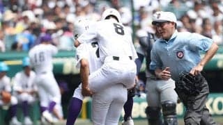 関東第一に相次ぐアクシデント　1イニングで2人が足を攣ったか…おんぶされてベンチへ、甲子園騒然