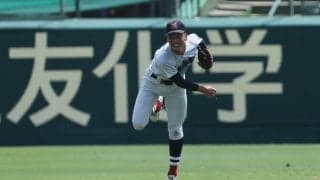 横浜は5回を終えて1ー1の同点！スタメン抜擢の1年生が好返球も判定はセーフ【25年夏甲子園】