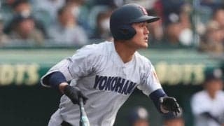 頭部死球を受けた横浜・阿部葉は交代せず守備につく、直後の打席では強烈な当たりも三直に倒れる【25年夏甲子園】