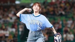 人気声優・花澤香菜さんが足上げ始球式　ポニテで登場→大暴投に照れ笑いも…球場拍手