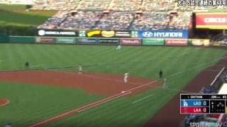 バケモノかよ！大谷翔平、片手スイングで“まさかの光景”「スゴい音だな」弾丸ライナーがライト線を“爆速通過”「誤審に負けない」