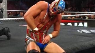 「どこに手を入れてんだよw」\"まさか\"の反則技に反響続々「感心する」「ギャグすぎるw」往年の“様式美”にファン興奮