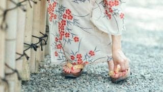 サンダルの靴ずれが痛すぎる！夏に靴ずれが増える理由と、早く治すコツ［医師監修］