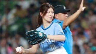 白ミニスカで大胆足上げ「可愛いすぎる」　限定ユニで登場の美女アスリートが「女優みたい」