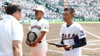甲子園で表彰式　育成功労賞の中迫俊明さん