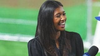 ド軍美人レポーターが「さらに素敵」　麗しい“ブルーコーデ”…際立つスタイルが「カッコいい」