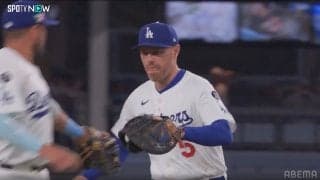 フリーマンが横っ飛び！ “魅せた”円熟の投内連携…首位攻防で光った「好守」、カーショーも“粋な合図”で称賛